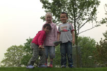 Tijdens een schooluitje speel ik boer en boerinnetje met June en Sanne